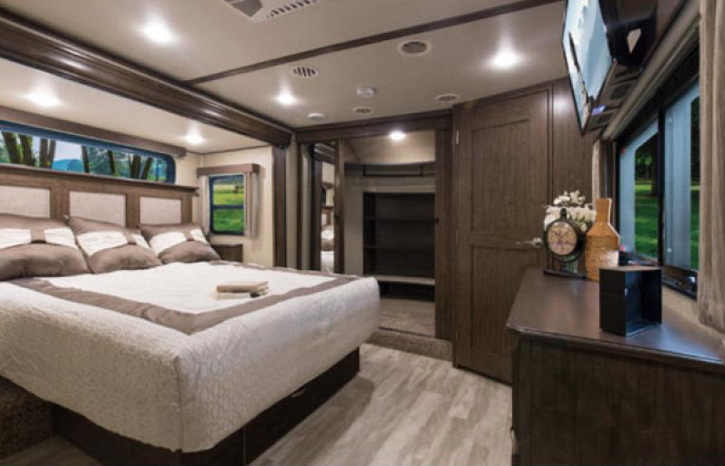 Grand Design Solitude Fifth Wheel, Fifth Wheel With King Bed